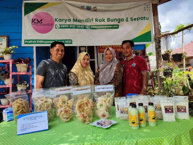 Mencoba Hidangan Produk UMKM Desa Gunung Putar, Juara II Festival Pangan Lokal Tingkat Kaltim